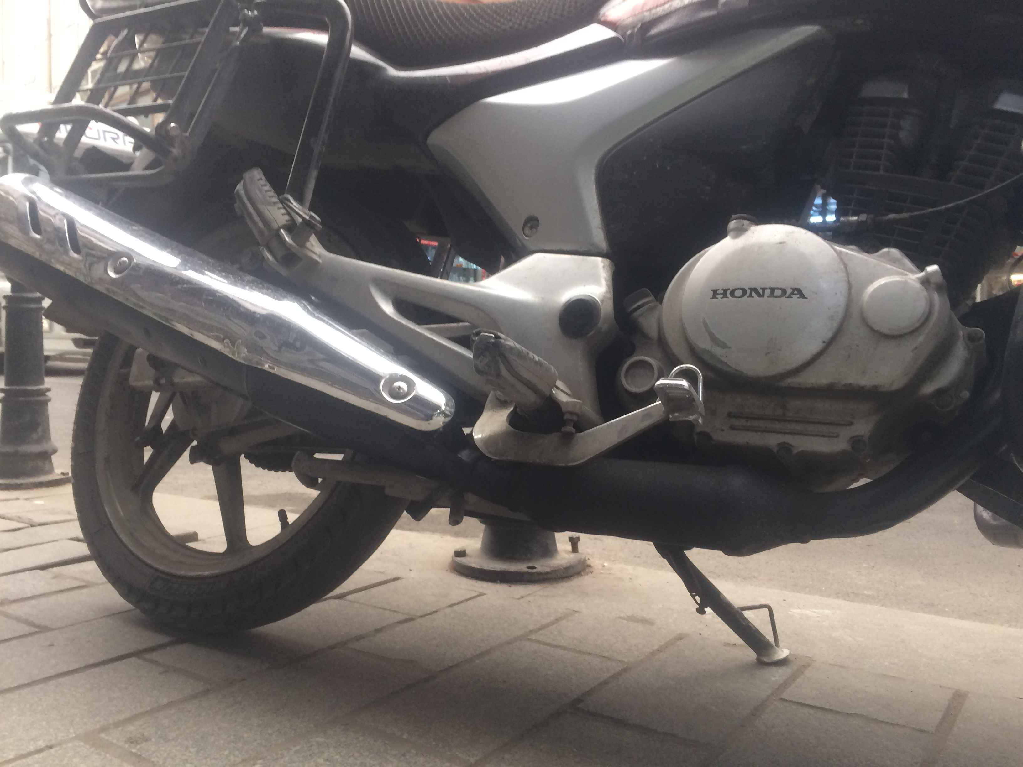 Honda cbf 150 Paslı Egzosu temizleme ve Boyama işlemi